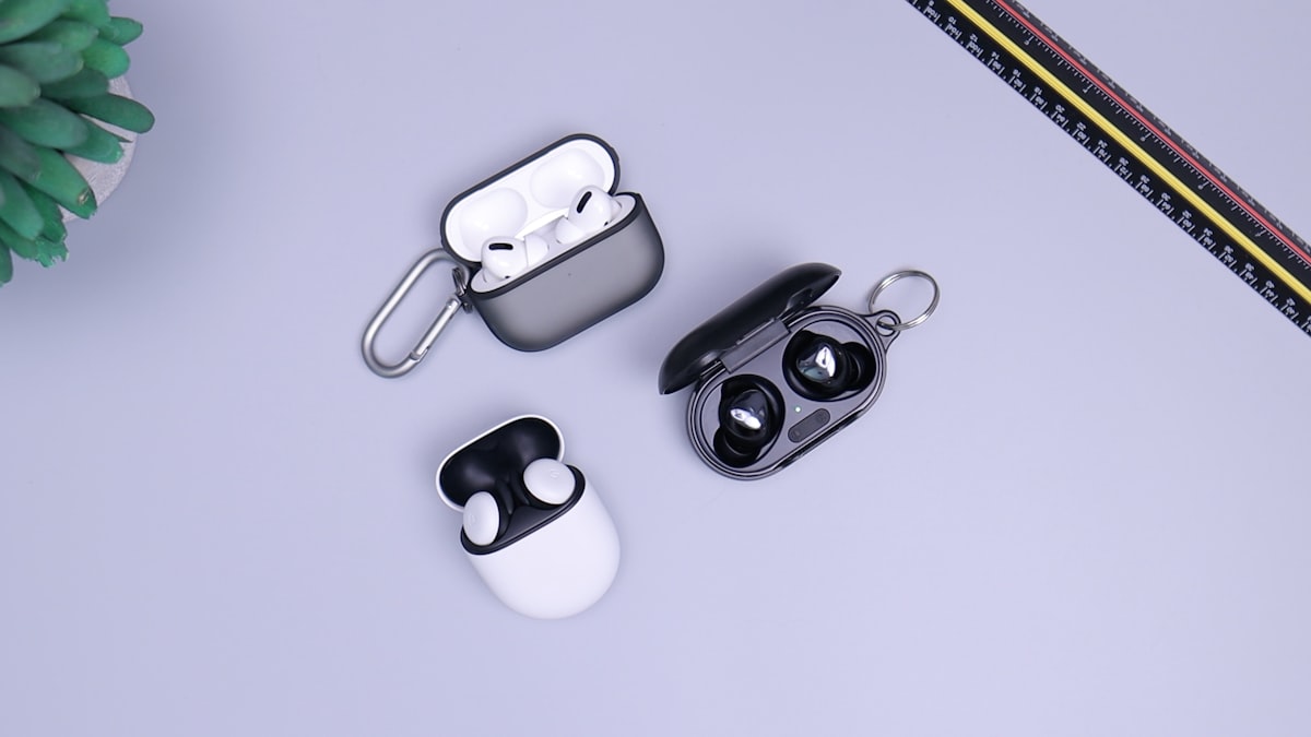 AirPods y audífonos siendo limpiados con spray desinfectante y paño de microfibra